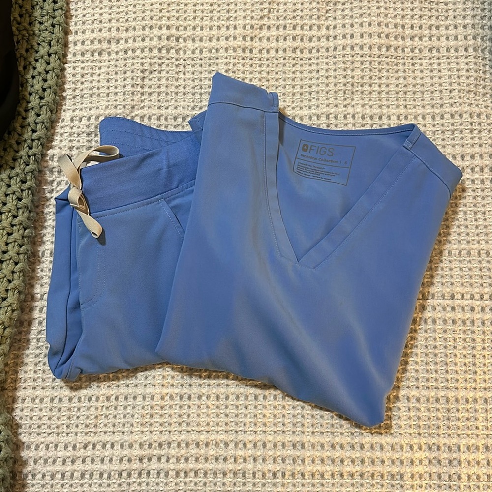 Ceil Blue Figs Set. XS jogger bottoms, S 2 pocket scrub top.